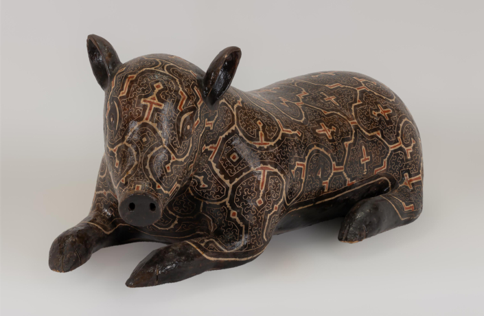 Celia Vásquez Yui, Sitting Black Pig, 2020, Coil-built pre-fire slip-painted clay and vegetal resins, 10″ x 10.9″ x 21.5″