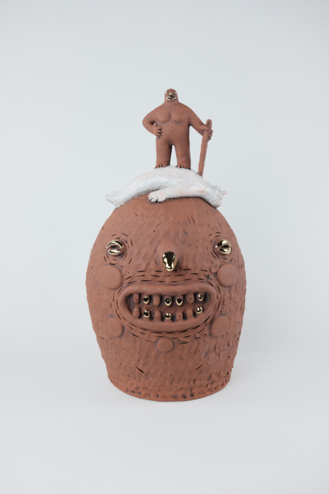 Natalia Arbelaez, Pata Solo en Qhari, 2026, Red clay, glaze and gold luster, 18″ x 10″ x 10″